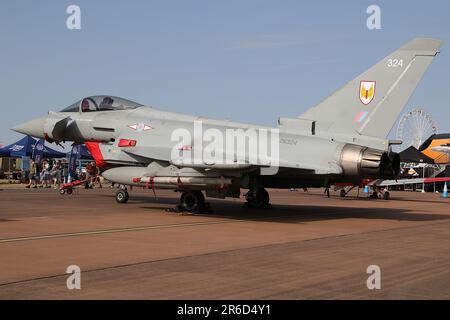 ZK324, un Eurofighter Typhoon FGR4 nei colori di 1 (Fighter) Squadron, Royal Air Force (RAF), in mostra statica al Royal International Air Tattoo 2022 (RIAT 2022) tenuto al RAF Fairford in Gloucestershire, Inghilterra. Foto Stock