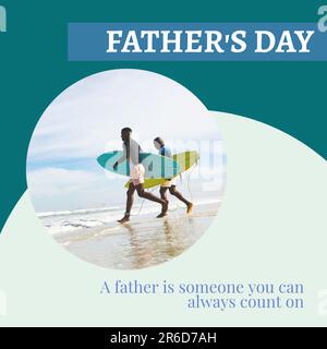 Composto di testo del giorno del padre, padre anziano afroamericano, figlio giovane con tavole da surf in spiaggia Foto Stock