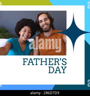 Composto da testo del giorno del padre e ritratto di giovane coppia multirazziale seduta sul divano a casa Foto Stock