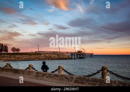 La mattina presto sul lungomare di Burlington, Ontario, con il molo di Brant Street. Foto Stock