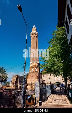 L'antica Moschea Minareto Seljuk Yivli, Kaleici, Antalya, Turchia Foto Stock