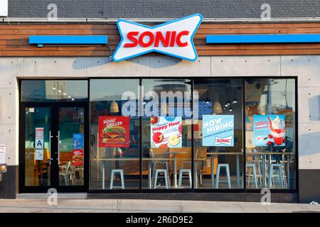 Sonic Drive-in, 37-02 Queens Blvd, Queens, NYC storefront di una catena di fast food non drive-through nel quartiere di Sunnyside, New York. Foto Stock