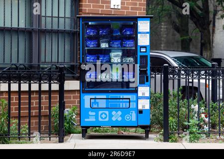 Un distributore automatico per la sanità pubblica di New York che dispensa kit di salvataggio per overdose di oppioidi contenenti naloxone spray nasale, strisce reattive per fentanil e xilazina. Foto Stock