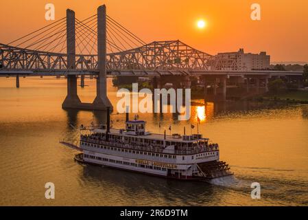 Louisville, Kentucky - 8 giugno 2023: Tramonto su Canadian Wildfire sul fiume Ohio tra Louisville, Kentucky e Jeffersonville, Indiana Foto Stock