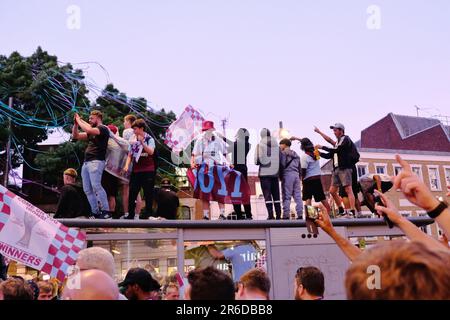 Londra, Regno Unito. 8th giugno, 2023. I fan si trovano in cima a un rifugio per autobus con bandiere. Dopo la vittoria di West Ham United nel 2-1 contro ACF Fiorentina nella finale della UEFA Europa Conference League, è stata organizzata una parata in autobus scoperto con migliaia di tifosi che si sono recati per le strade di East London per dare un'occhiata ai giocatori. È il primo trofeo principale della squadra in 43 anni. Credit: Undicesima ora di Fotografia/Alamy Live News Foto Stock