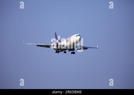 FedEx MD11, N586FE, atterraggio all'aeroporto Pearson di Toronto, Runway 23. Foto Stock