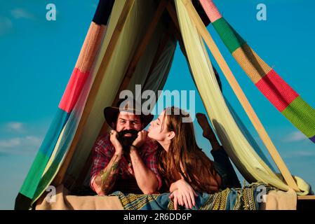 Coppia escursionisti campeggio sulla natura. Amanti romantici in vacanza campeggio. Coppia di hipster che baciano nella tenda del campo. Foto Stock