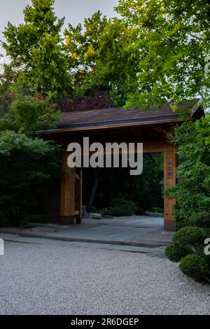 Porta giardino giapponese Pergola con piante verdi al Centennial Hall di Wroclaw. Polonia in estate. Giardino Archway in piena fioritura verde Biofilia design Fiori aree verdi sano spazio sostenibile Foto Stock