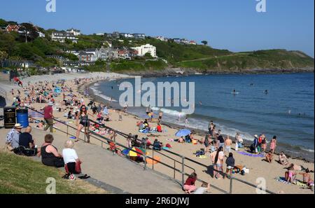 Il caldo estivo affollerà la spiaggia con le famiglie sulla sabbia a Langland Bay. Foto Stock