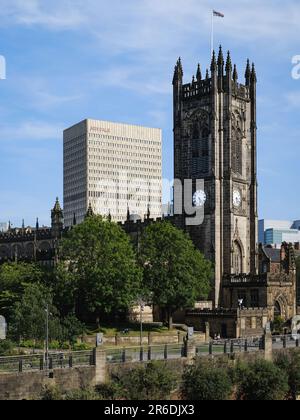 La Cattedrale di Manchester e la Torre Arndale sono viste dal 100 Embankment, approccio alla Cattedrale Foto Stock