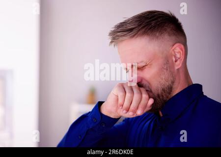 Cattivo odore respiro odontoiatrico e mano vicino alla bocca e al viso Foto Stock