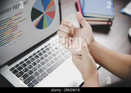 Artrite persona, dito donna dolore da lavoro in ufficio. Sindrome dell'ufficio di concetto dolore alla mano da malattia professionale, donna che ha dolore al polso da Foto Stock