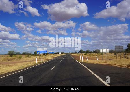 Mitchell Highway al confine del New South Wales Queensland a Barringun scomparendo sull'orizzonte Foto Stock