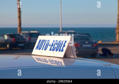 Cartello del tetto dell'auto con scritto in francese 'Auto-École', che significa in inglese 'Scuola di guida'. Foto Stock