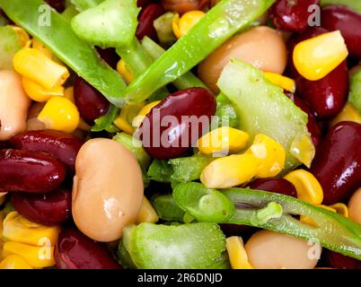 primo piano intera cornice di insalata di fagioli freschi con vinaigrette e mais dolce Foto Stock