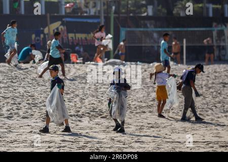 Rio de Janeiro. 8th giugno, 2023. I volontari raccolgono i rifiuti alla spiaggia di Sao Conrado a Rio de Janeiro, Brasile, il 8 giugno 2023, la Giornata Mondiale degli oceani. Credit: Claudia Martini/Xinhua/Alamy Live News Foto Stock