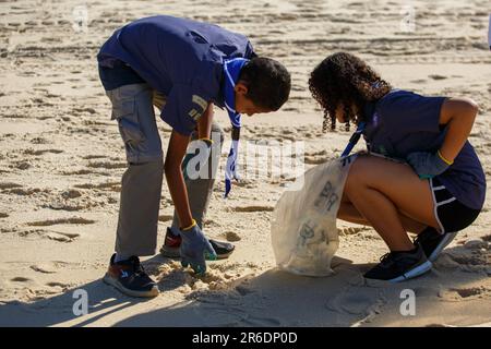 Rio de Janeiro. 8th giugno, 2023. I volontari raccolgono i rifiuti alla spiaggia di Sao Conrado a Rio de Janeiro, Brasile, il 8 giugno 2023, la Giornata Mondiale degli oceani. Credit: Claudia Martini/Xinhua/Alamy Live News Foto Stock