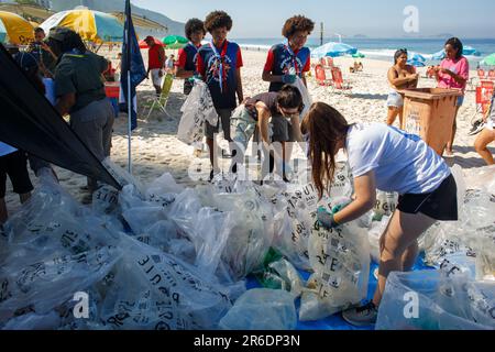 Rio de Janeiro. 8th giugno, 2023. I volontari raccolgono i rifiuti alla spiaggia di Sao Conrado a Rio de Janeiro, Brasile, il 8 giugno 2023, la Giornata Mondiale degli oceani. Credit: Claudia Martini/Xinhua/Alamy Live News Foto Stock