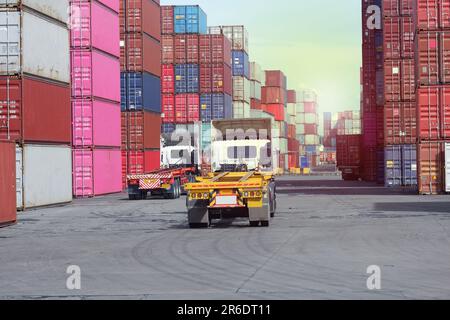 Carrelli nella prospettiva dell'industria dei container Foto Stock