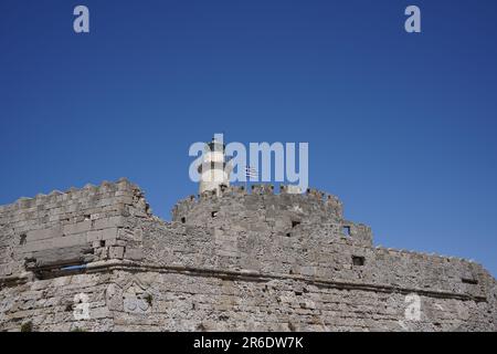 Il Forte di San Nicola e il Faro nel Porto di Mandaki nella città di Rodi, in Grecia Foto Stock