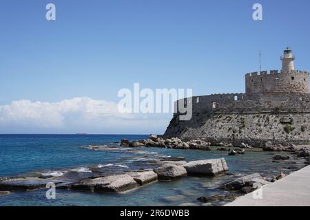 Il Forte di San Nicola e il Faro nel Porto di Mandaki nella città di Rodi, in Grecia Foto Stock