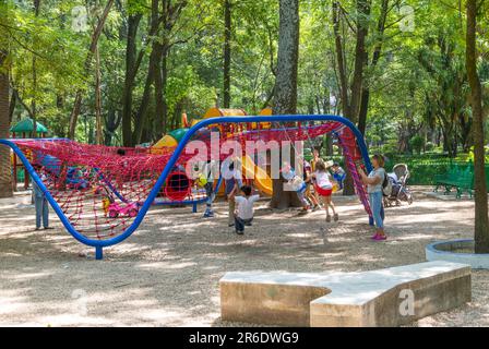 Area giochi per bambini a Parque Mexico, Colonia Hipocromo, quartiere la Condesa, Città del Messico, Messico Foto Stock
