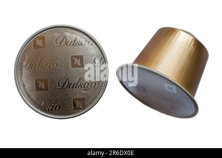 Caffè Nespresso Dulsao do Brasil capsule caffè cialde isolate su sfondo bianco - caffè arabica Foto Stock