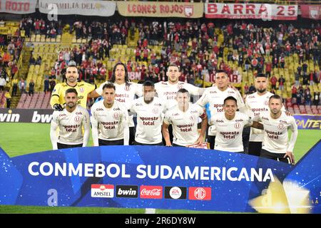 Bogota, Colombia. 08th giugno, 2023. La squadra di Universitario si presenta per una foto ufficiale durante il peruviano Universitario (0) V. Colombia Santa Fe (2) gruppo di fase match del CONMEBOL Libertadores, a Bogota, Colombia 9 giugno 2023. Photo by: Cristian Bayona/Long Visual Press Credit: Long Visual Press/Alamy Live News Foto Stock