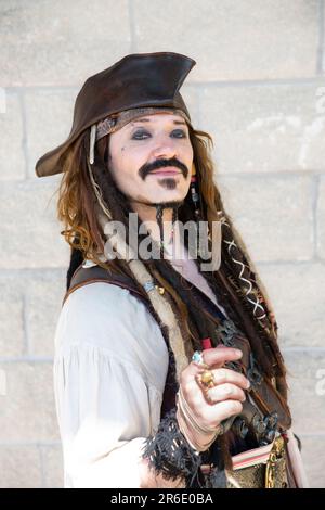 Un ritratto di un uomo felice cosplay vestito come il pirata Capitano Jack Sparrow dal film Pirati dei Caraibi Foto Stock