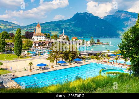 Vista sul lago di Thun, sul castello di Spiez, sul porto turistico e sul Freibad di Spiez, Svizzera Foto Stock