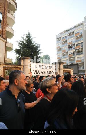 Roma, via Asiago, TV show 'Viva Rai 2'. Nella foto: Poster di protesta dei residenti in via Asiago Foto Stock