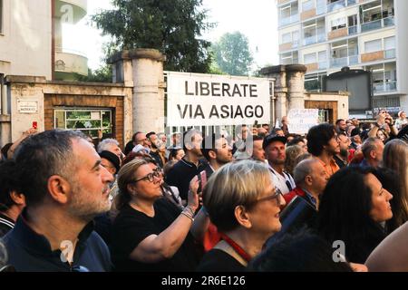 Roma, via Asiago, TV show 'Viva Rai 2'. Nella foto: Poster di protesta dei residenti in via Asiago Foto Stock