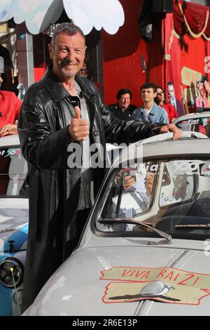 Roma, via Asiago, TV show 'Viva Rai 2'. Nella foto: Amadeus Foto Stock
