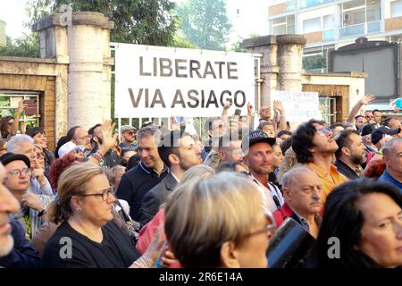 Roma, via Asiago, TV show 'Viva Rai 2'. Nella foto: Poster di protesta dei residenti in via Asiago Foto Stock