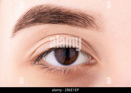 Frammento di primo piano del volto di una persona, macro tiro dell'occhio Foto Stock