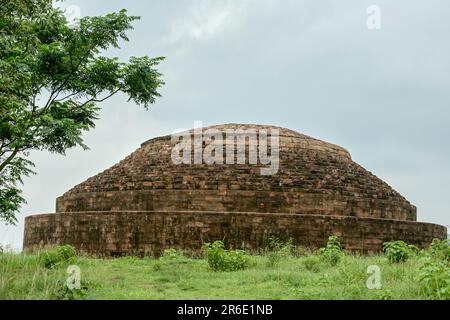 07 22 2007 statua in rovina nel patrimonio buddista sito scavato Ratnagiri significa collina di gioielli tra i fiumi Brahmani e Birupa Jajpur distretto. Foto Stock