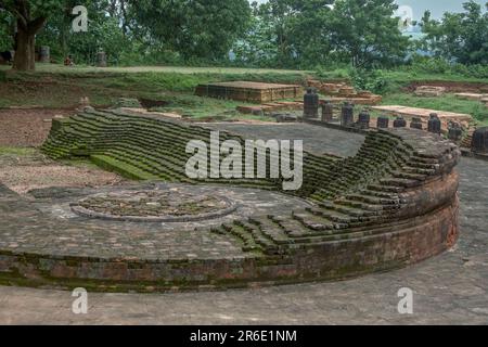 07 22 2007 statua in rovina nel patrimonio buddista sito scavato Ratnagiri significa collina di gioielli tra i fiumi Brahmani e Birupa Jajpur distretto. Foto Stock