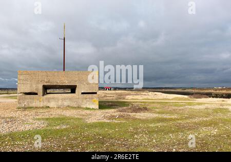 Una scatola di pilastri della mitragliatrice vickers della seconda guerra mondiale sulla riva occidentale del fiume Rother a Rye Harbour, East Sussex. Foto Stock