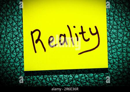 foglia gialla appiccicosa sulla parete. iscrizione marcatore parola realtà Foto Stock
