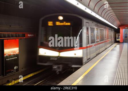 Vienna, Austria - Giugno 17 2018: Treno della metropolitana che entra alla stazione di Keplerplarz. Foto Stock