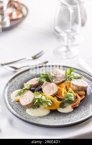 Carne e verdura con medaglioni di maiale, verdure e carote pure con carote al forno. Foto Stock