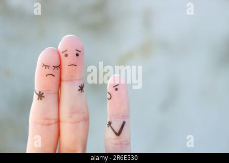 Dita arte di famiglia durante la disputa. Il concetto di un bambino che urla ai suoi genitori. Foto Stock