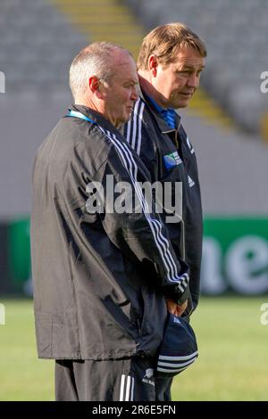 Dirigete il pullman Graham Henry, a sinistra, e l'assistente Steve Hansen sul campo mentre la squadra di Rugby World Cup della Nuova Zelanda tiene una corsa di capitano prima della partita di apertura contro Tonga, Eden Park, Auckland, Nuova Zelanda, Giovedi', Settembre 08, 2011. Foto Stock