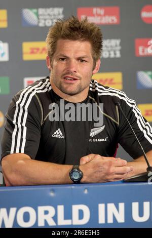 Il capitano Richie McCaw ha partecipato a una conferenza stampa dopo la corsa del capitano della squadra della Coppa del mondo di rugby della Nuova Zelanda prima della partita di apertura contro Tonga, Eden Park, Auckland, Nuova Zelanda, giovedì, Settembre 08, 2011. Foto Stock