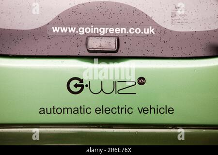 Un G-Wiz auto elettriche per le strade di Londra, Regno Unito. Tali veicoli a emissioni zero aiutano a combattere il cambiamento climatico. Foto Stock