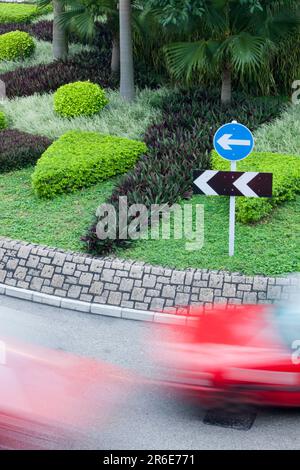 Un taxi sta girando intorno ad una rotatoria a Hong Kong, Cina. Foto Stock