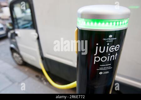 Un veicolo elettrico Mega van ricaricato presso un punto di ricarica per veicoli elettrici Juice Point a westminster, Londra, Regno Unito. Foto Stock