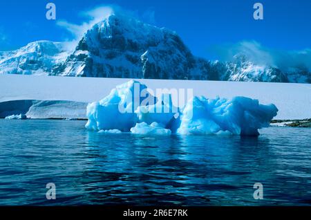 Iceberg al largo della costa, Port Lockroy, Gerlache Strait, Antartide Foto Stock