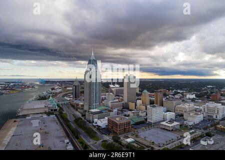 Il Downtown Mobile, lo skyline sul lungomare dell'Alabama Foto Stock