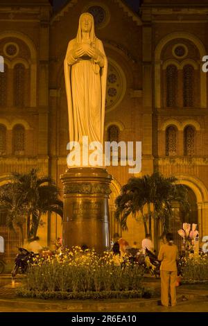 Statua di Maria, di fronte alla Cattedrale di Notre Dame, ho Chi Minh City, Saigon, Vergine Maria, Vietnam Foto Stock